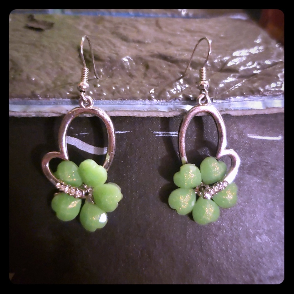 Dangle green flowers and hearts earrings